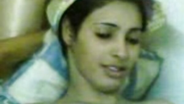 تقف امرأة سمراء شاحبة مفلس سكس عربي واجنبي سكس عربي واجنبي ديلان رايدر عارية على الدرجات